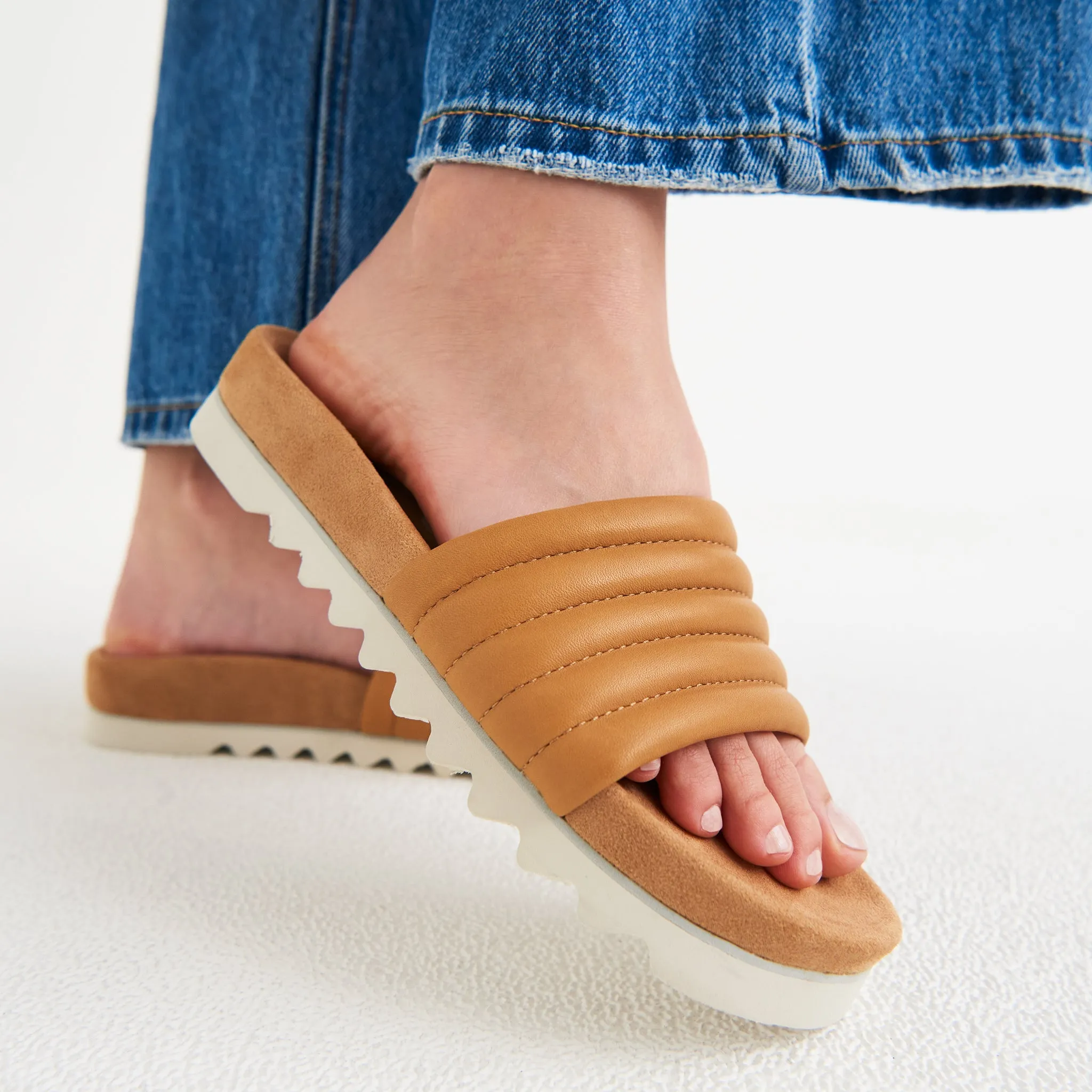 Slide Tooth Wedge Soft Tan